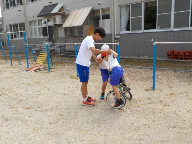 休み時間は一緒に遊んでくれます