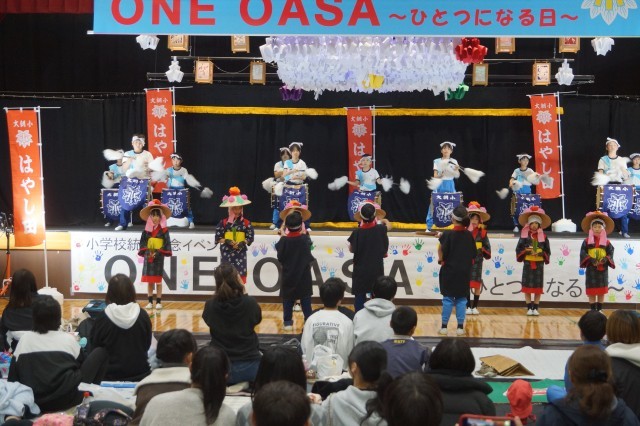 統合イベントで地域の方にはやし田を披露しました。