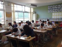 振り返りを書いている様子