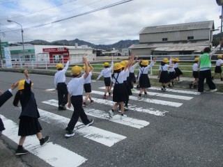 １・２年生　歩行練習の様子